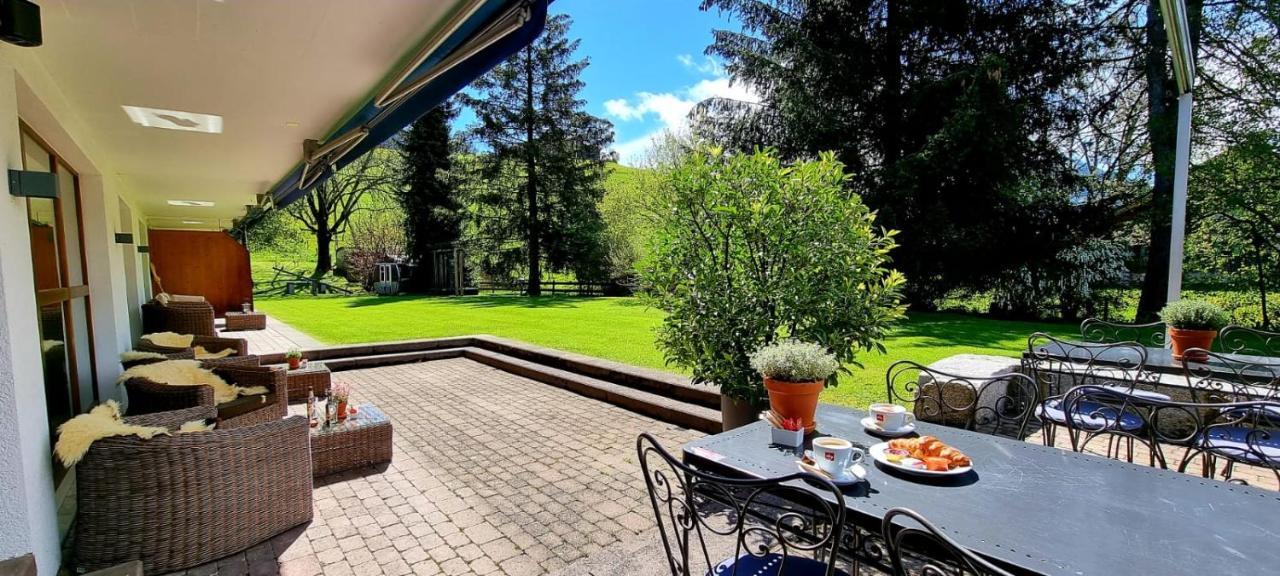 Hotel Alpine Lodge Gstaad Exterior photo